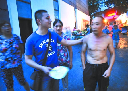 男子上完公厕被管理员反锁一小时打110求救(图)