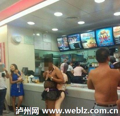 “奇葩男”穿蕾丝短裙背绑充气娃娃:原是闹新房(图)