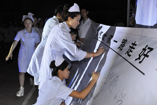 �и�����ɱ�˰���������Ů��ĸУѧ���������������ƾ�