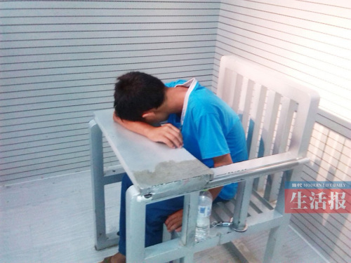4少年喝鸡血拜把子持刀抢劫一对情侣后落网(图)