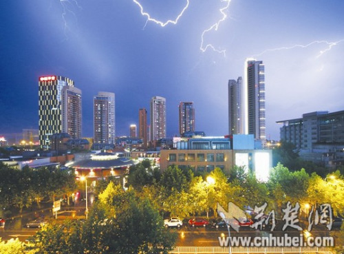 �人����8��ֵط�����12�����������ϳ����أ�ͼ��