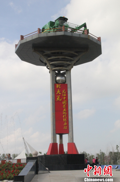 记者探访友谊县感叹北大仓“钢铁机械手”(图)