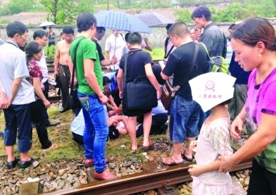 北京列车滞留赤壁3小时上千旅客下车淋雨解热(图)