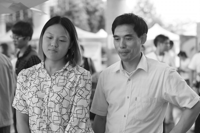 湖北父女考上同一所大学父亲因生计问题或弃学(图)