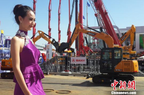 亚欧博览会展示装备制造业重型挖掘机互相“亲吻”