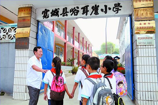 ���۽�ʦ����ů������æ�ڽ�ѧ�°�Ů���鿴����ز�ۣ�ͼ��