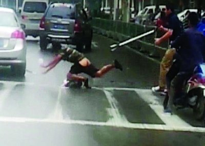 小偷持刀逃跑拒捕民警用钢叉将其一击叉翻(图)