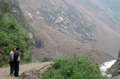 四川雅安山体垮塌致2人失踪幸存者亲眼看到父亲被埋