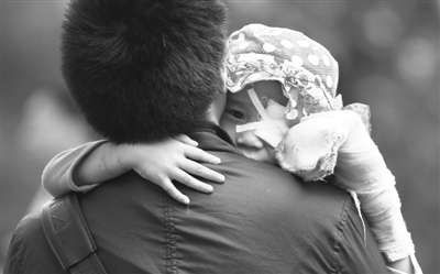 男子弑母后又狂砍路人续:4岁女童断指3根左眼近失明