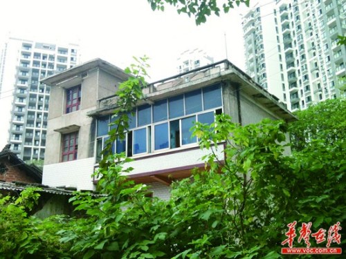 长沙患者砍伤3护士追踪:父早逝母自杀外婆患精神病(图)