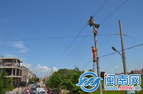 男子患精神病半裸爬电线杆遭万伏高压电击奇迹生还(图)