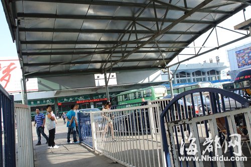 福州汽车北站候车点成三不管保安治安亭玩电脑(图)