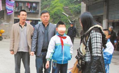 仨小孩扶摔倒老太被指撞人续:老太住小孩家等赔钱