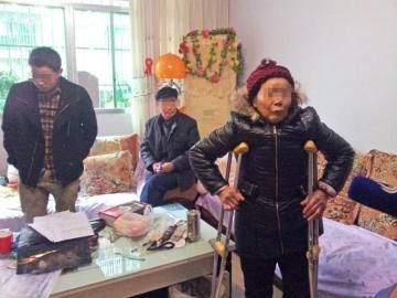 四川“讹人”老太受访当场下跪:我是被冤枉的(图)