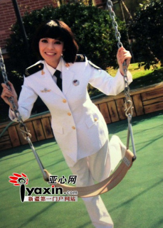 “辽宁舰”女舰员因退役回乡眼睛哭肿(图)