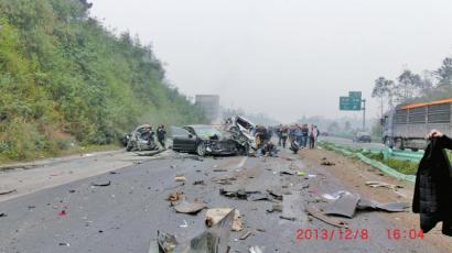 四川高速罐车连撞18辆车致8人遇难:百人走山路救人(图)