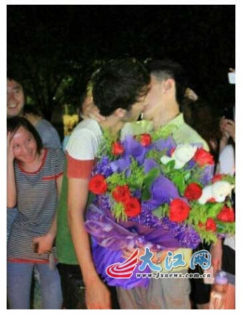 江西“男男表白”为假消息网友:你来穿短袖试试