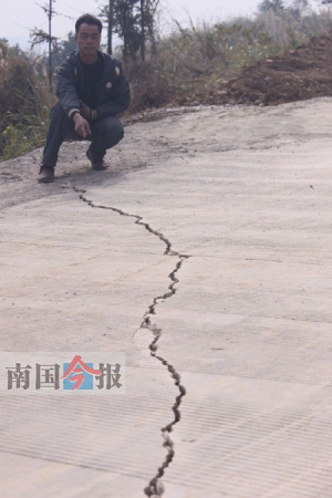 广西象州县六百万建的村级路被指“豆腐渣”(图)