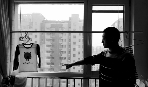 男子家中玻璃被打出8个弹孔无奈安上摄像头(图)