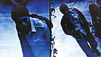 云南巧家爆炸案庭审:两名被告向受害人磕仨响头(图)