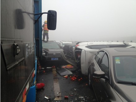 沪昆高速11车连撞事故已致3人死亡(图)