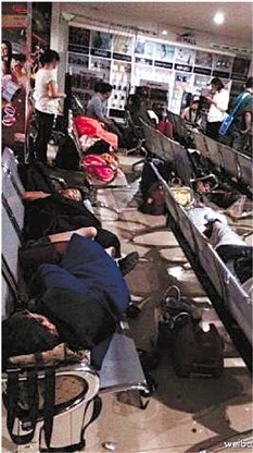 宁波上百游客滞留菲律宾20小时回国后不肯下飞机(图)