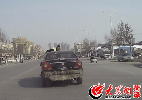 无证司机暴力违章开车顶着交警狂飙3000米(图)