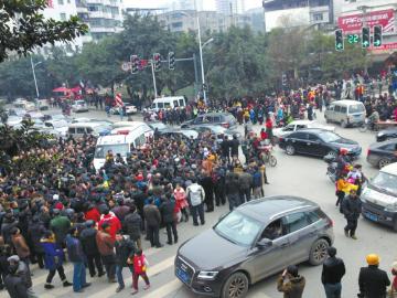 70岁老太太卖菜与城管起争执秤杆被扔河里(图)