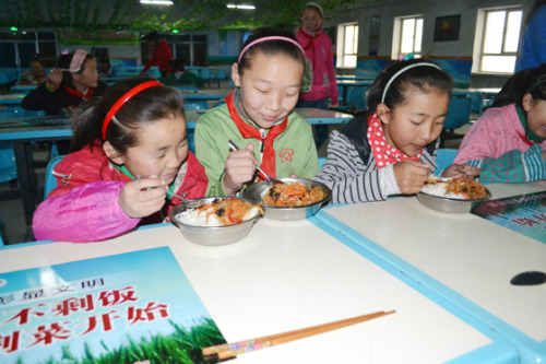新疆逾88万学生在校就能吃上热乎饭(图)