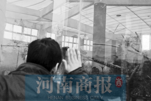 ��è������Ů��ȥʱ��������ǰһ����è�ݳ�����