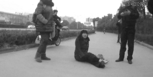 女子倒地骨折20分钟没人扶医生:确实不能扶(图)