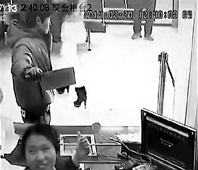 男子挥菜刀抢劫银行逗笑银行女员工疑患精神病(图)