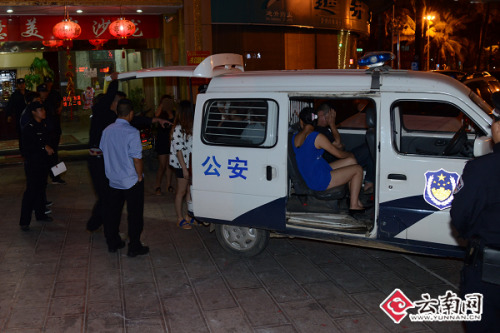 云南西双版纳警方清查涉黄场所抓获34名涉黄人员