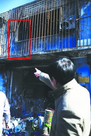 油漆涂料店起火老人被困好邻居斧砍铁栏杆救人