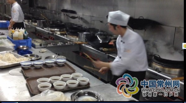 常州大厨拍搞笑MV火爆网络:手掌切豆腐碟子当乐器敲