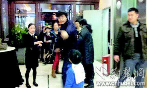 男子餐厅与人打斗边打边教唆自己小孩:学著点(图)