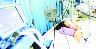 马路上拍婚纱照被撞准新娘颅脑出血生命垂危(图)