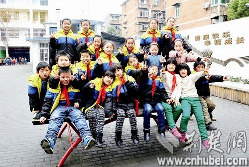 武汉一小学10对双胞胎为便于管理都在一个班(图)