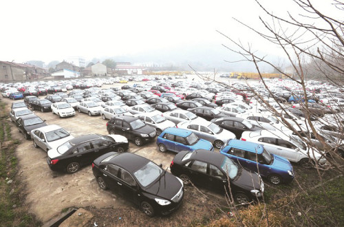 江夏街头突现数百辆崭新轿车因遇长江最低水位(图)