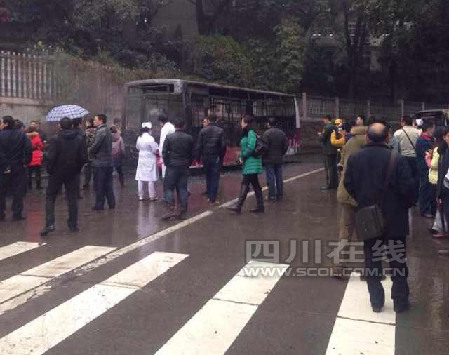 四川泸州208路公交车疑似自燃伤亡情况不明(图)