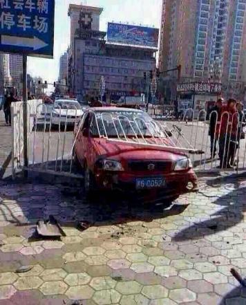 男子才戒毒又饮酒劫持车辆手持斧头砸警车(图)