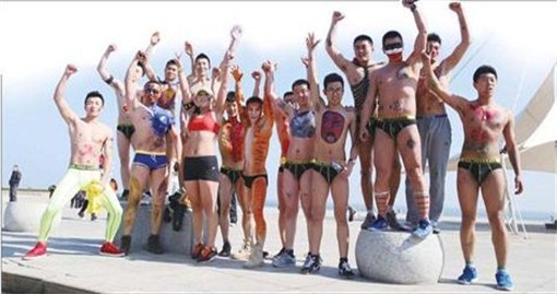 烟台首届“光猪跑”比赛:帅哥美女清凉开跑(图)