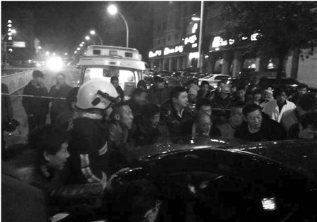 女子被卡车轴30多路人抬起1.7吨小车救出(图)