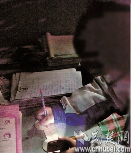 寒门励志妹“手机借光”写作业现代版凿壁偷光
