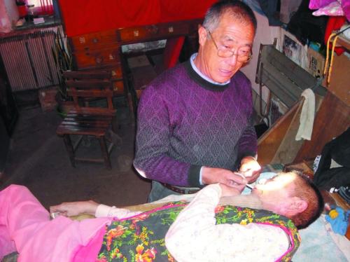 一辈子没说过“爱”伺候瘫痪老伴22载(图)