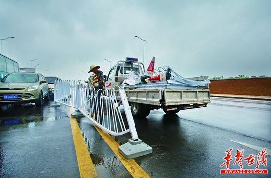 16岁女孩深夜见男网友遭遇车祸2人被撞出50米死亡