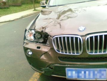 男子凌晨过马路被撞出10米后再遭碾压身亡(图)