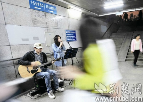 武汉白领地下通道卖唱减压引来投资公司老总加入(图)