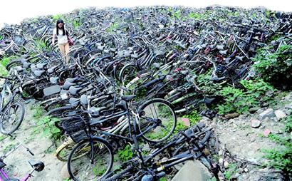 川大校园现“自行车墓地”3000辆自行车被遗弃(图)