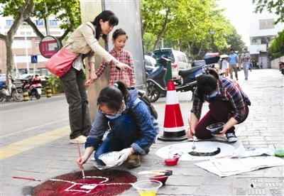 合肥工业大学学子窨井盖艺术涂鸦(图)